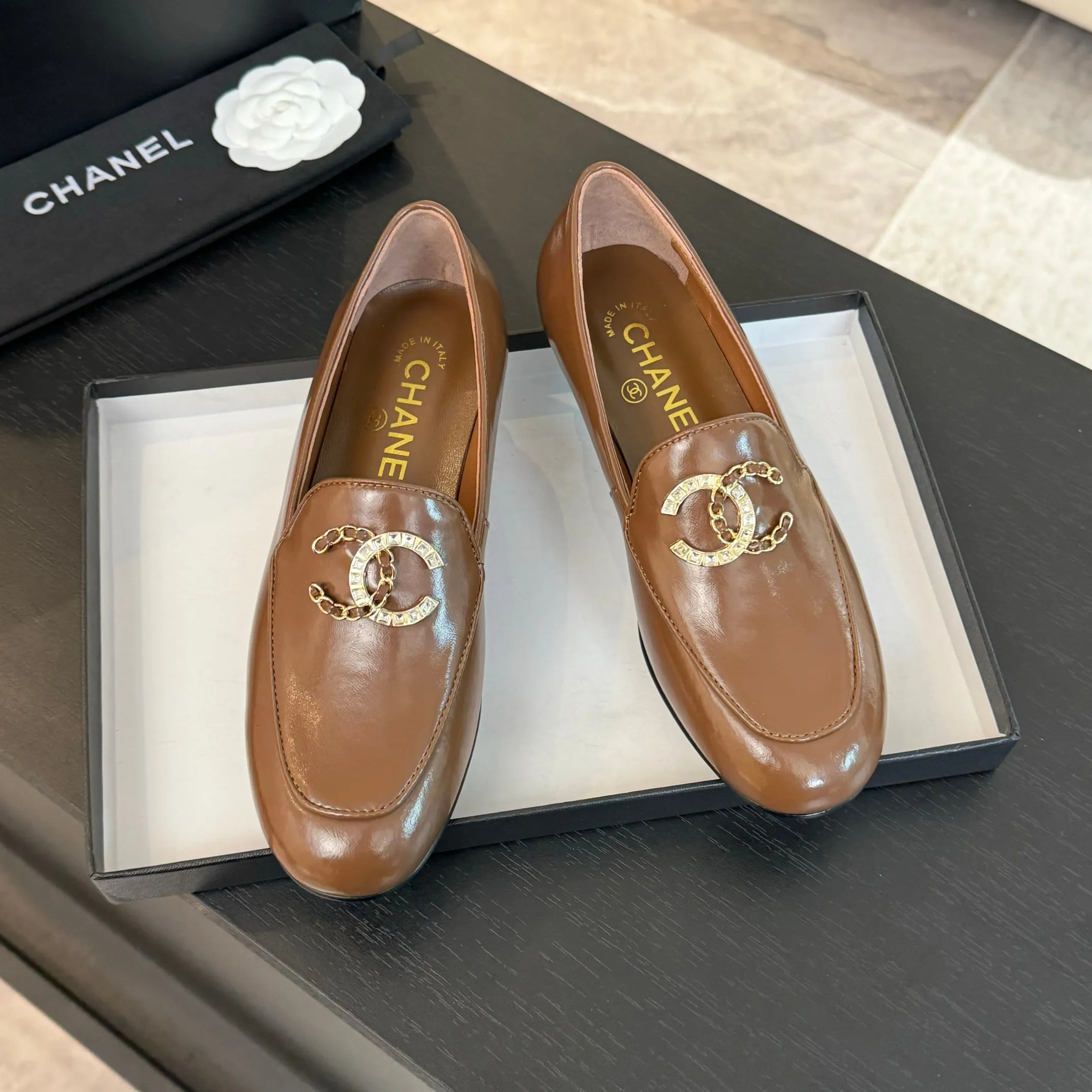 👟👟Ex-factory price 600👟👟 Purchasing-grade CHANEL Xiaoxiang classic retro shoes. I liked this pair at first sight. The design of the upper is very special. The classic hardware buckles embellished with Xiaoxiang are very CHANEL style. It has a high-end feel. The upper feet are very comfortable and soft. The feet are not afraid of being good-looking and comfortable. They are invincible when paired with mid-calf socks, skirts and trousers. It looks simple in style, but it has the effect of elongating the legs immediately on the feet, which is simple and does not lose personality. Adds a touch of coolness. Upper: imported mixed-breed lambskin. Lining: mixed-breed sheepskin. Soft, sweat-absorbent and breathable! Hardware: Exclusive original 1:1 mold development! Long-lasting and does not soften! Outsole: Genuine leather outsole imported from Italy. Height is about 2.5cm. Different market currency. We are different. Size: #34-42 (34 40 41 customized, non-refundable)